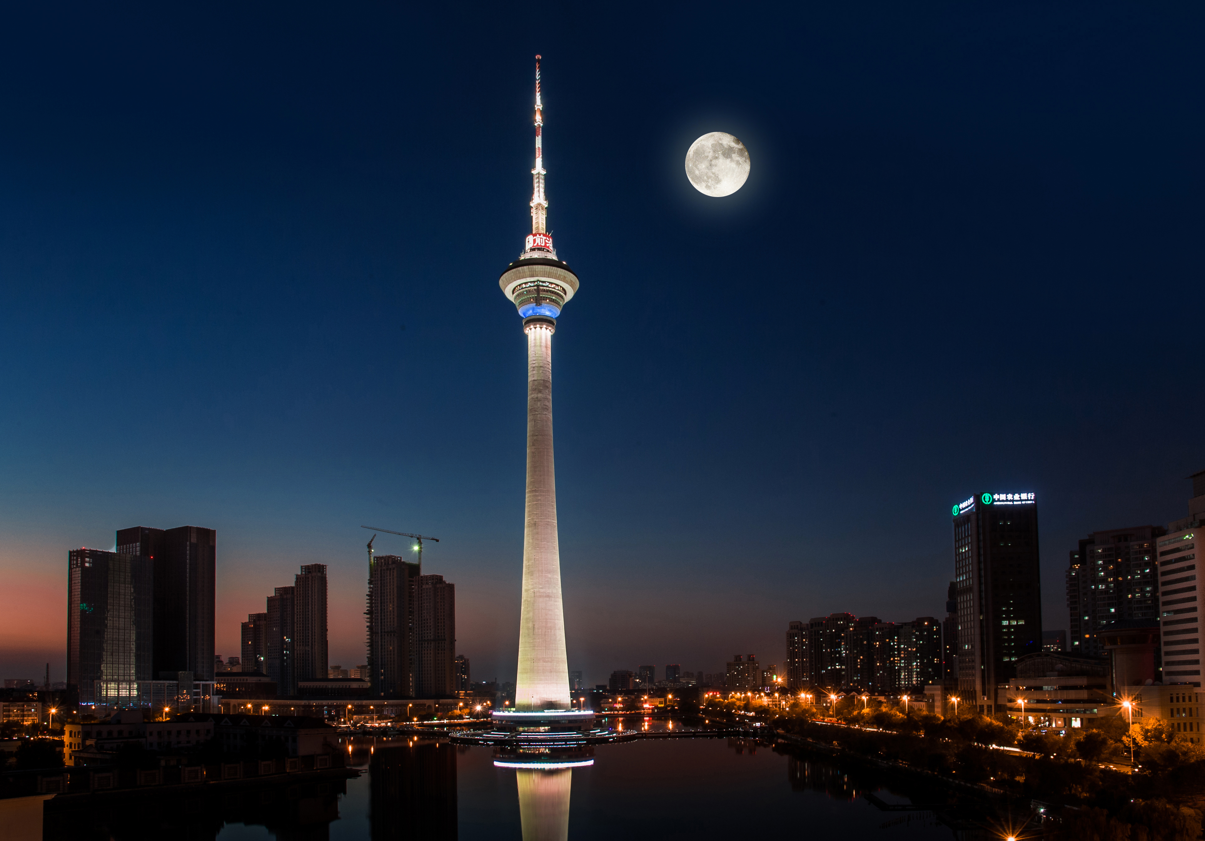 天塔湖风景区夜景